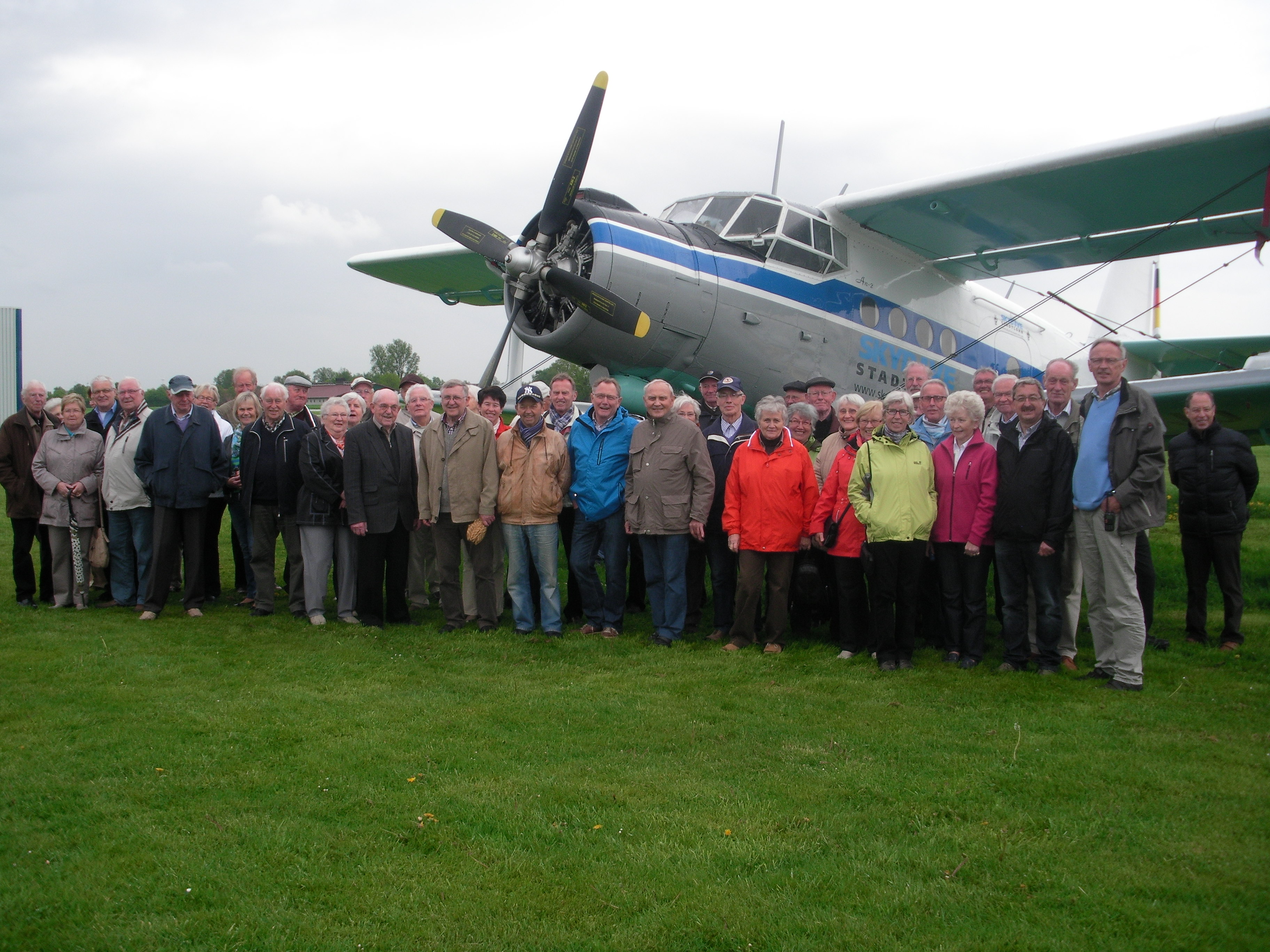 Die Gruppe der Senioren-Union Vreden auf dem Flughafen Wenningfeld vor dem Oldtimerflugzeug Antonow 2 , dem größten Doppeldecker der Welt mit rd. 1.000 PS Triebwerk aus den 50erJahren.