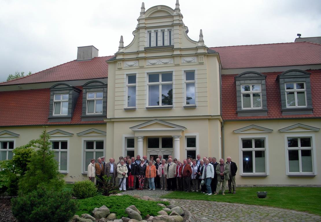 Das Foto zeigt die Teilnehmer der Senioren-Union vor dem Herrenhaus der Familie Dechering in Dolgen am See.