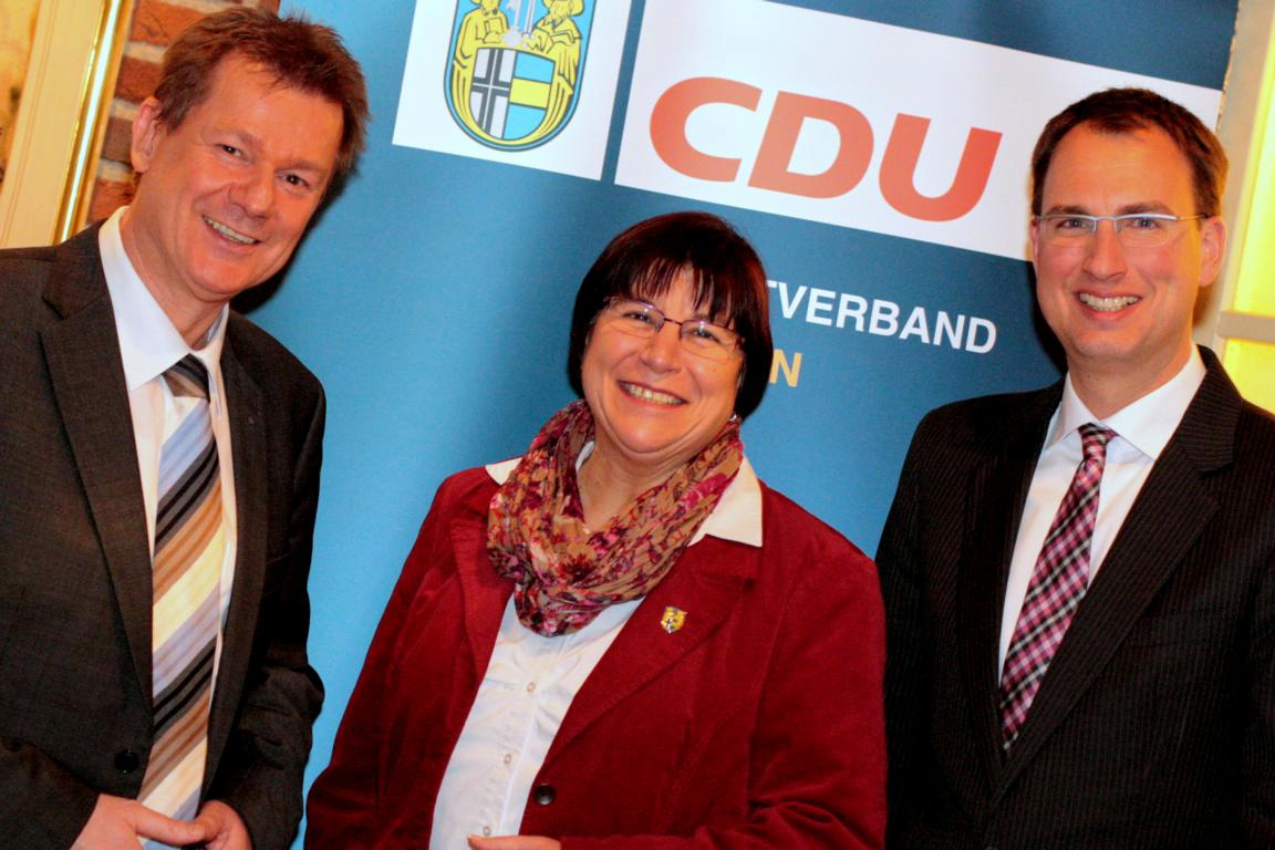 Freuten sich über den Besuch vom Europageordneten Dr. Markus Pieper (links): Parteivorsitzende Gisela Waning (Mitte) und Bürgermeister Dr. Christoph Holtwisch (rechts) Freuten sich über den Besuch vom Europageordneten Dr. Markus Pieper (links): Parteivorsitzende Gisela Waning (Mitte) und Bürgermeister Dr. Christoph Holtwisch (rechts)