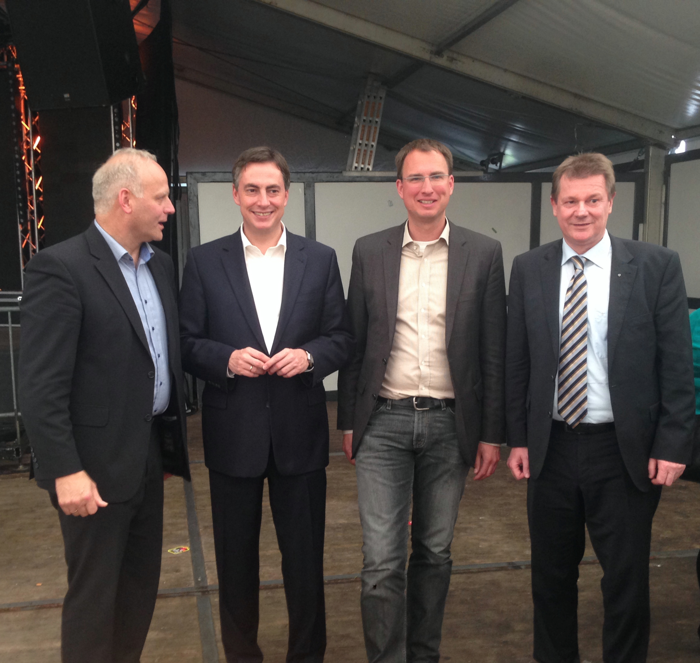 Bürgermeister Dr. Christoph Holtwisch (3. v. l.) mit David McAllister (2. v. l.) sowie Dr. Markus Pieper (4. v. l.) im Gespräch mit dem Vredener Bundestagsabgeordneten Johannes Röring Bürgermeister Dr. Christoph Holtwisch (3. v. l.) mit David McAllister (2. v. l.) sowie Dr. Markus Pieper (4. v. l.) im Gespräch mit dem Vredener Bundestagsabgeordneten Johannes Röring