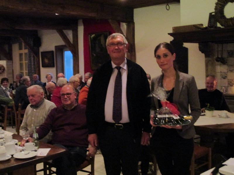 Vorsitzender Hubert Lechtenberg bedankte sich bei der Referentin und überreichte ein kleines Präsent. Vorsitzender Hubert Lechtenberg bedankte sich bei der Referentin und überreichte ein kleines Präsent.