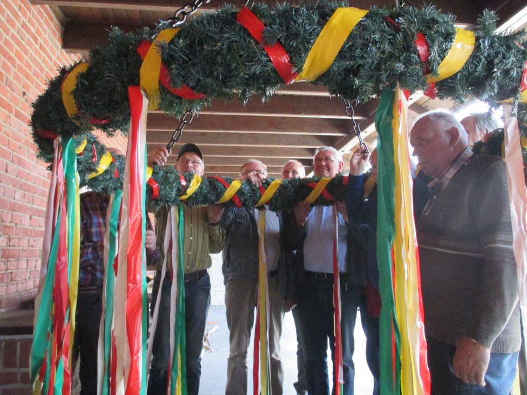 Mitglieder von Hand und Herz e.V. und der Senioren-Union beim Schmücken des Maibaumkranzes Mitglieder von Hand und Herz e.V. und der Senioren-Union beim Schmücken des Maibaumkranzes