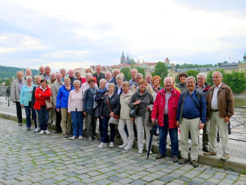 Die Teilnehmer am Ufer der Moldau in Prag Die Teilnehmer am Ufer der Moldau in Prag