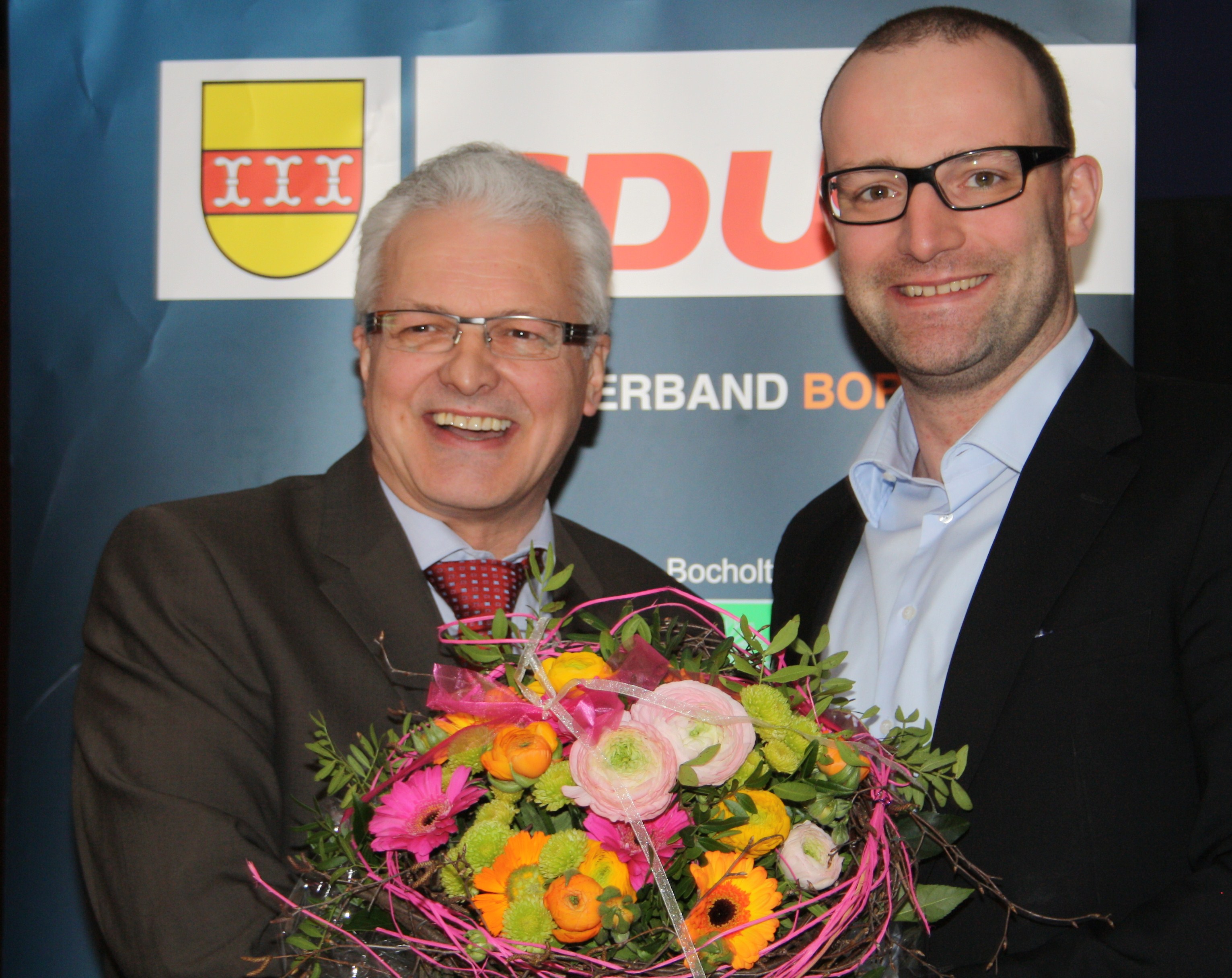 Der Kreisvorsitzende Jens Spahn (re.) beglückwunscht Bernhard Tenhumberg zur Kandidatur