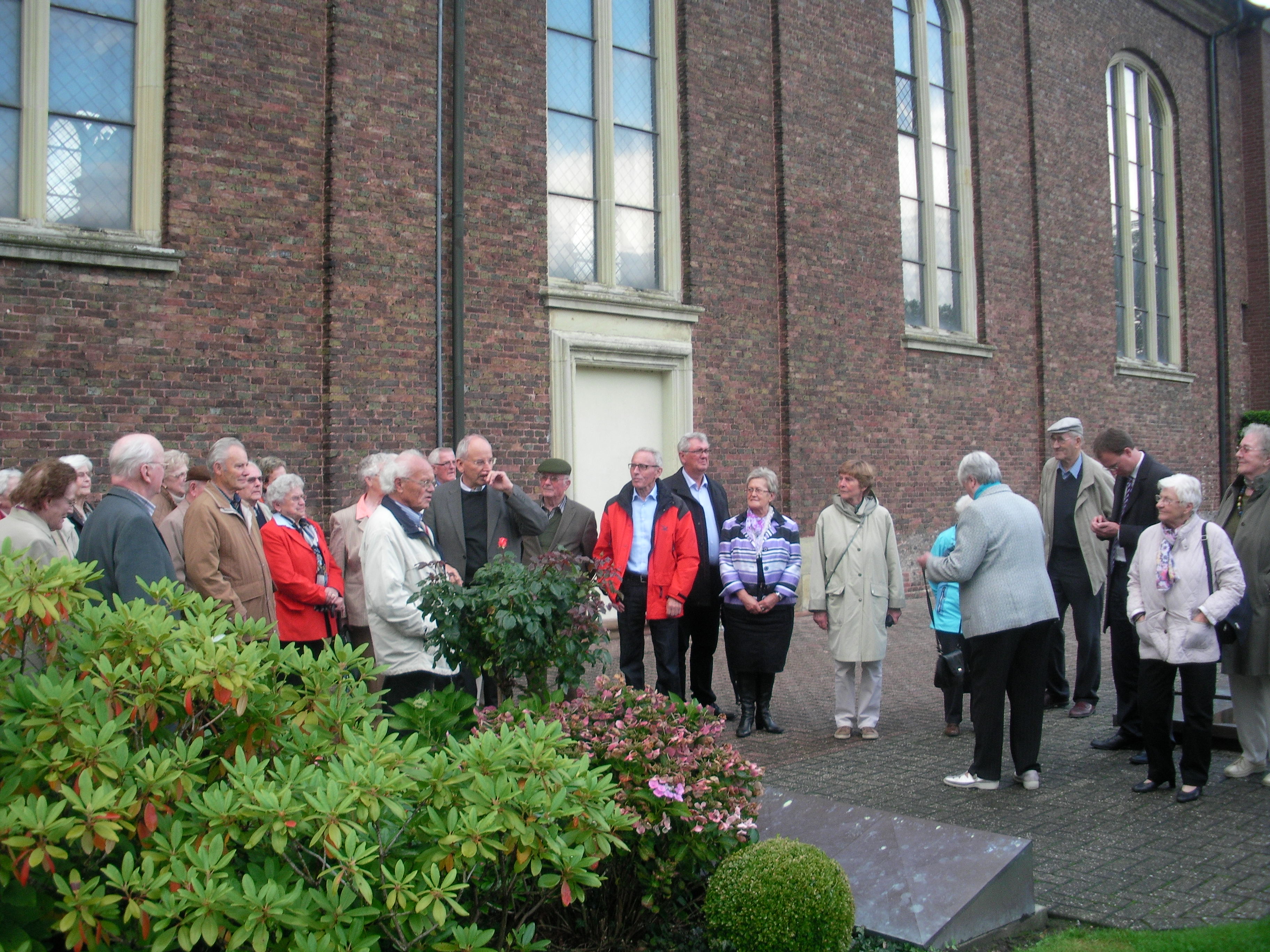 Die über 80-jährigen Mitglieder an der Barockkirche in Zwillbrock