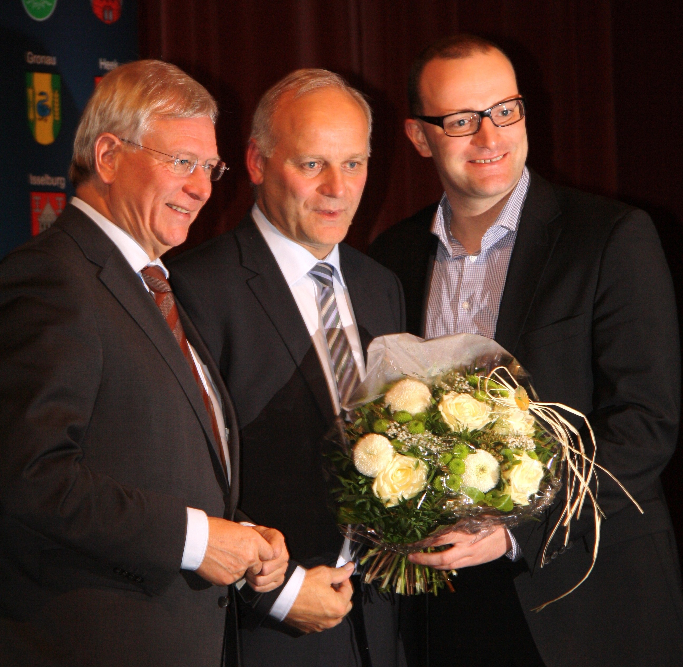 Eckhard Uhlenberg (l.) und Jens Spahn (r.) gratulieren Johannes Röring zur Kandidatur